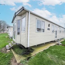 6 Berth Caravan For Hire At Seawick Holiday Park By The Beach Ref 27011Hv, hotel in Clacton-on-Sea