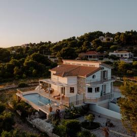 Villa Guesto with Private Pool by MindYourVilla, Hotel in Anafonítria