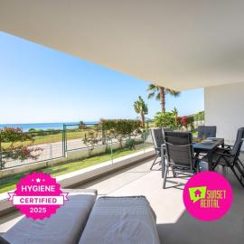 Modern Apartment with Sea & Golf Views, Hotel in San Roque