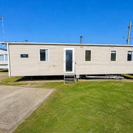 Cosy 8 Berth Caravan At Seawick Holiday Park In Essex, Ref 27833Sw, hotel in Clacton-on-Sea