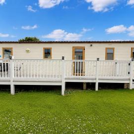 8 Berth Caravan With Decking At Sunnydale In Lincolnshire Ref 35087S, hotel in Louth