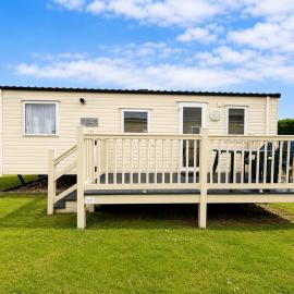 Homely 4 Berth Caravan For Hire In Lincolnshire At Sunnydale, Ref 35122S, hotel in Louth
