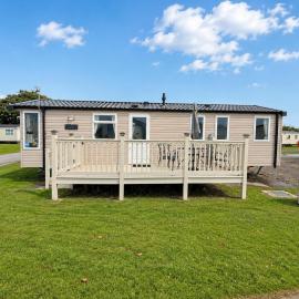 6 Berth Caravan With Decking At Sunnydale Holiday Park Ref 35243Kg, hotel in Louth