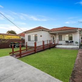 Modern 6 BR House, 1 minute from Train Station