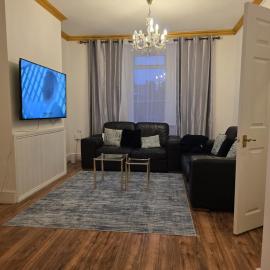 Spacious 3BR House 6 Beds Aldershot