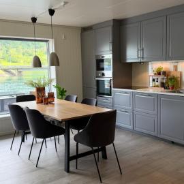 Modern lakefront apt with view - EV plug, hotel v destinaci Stryn