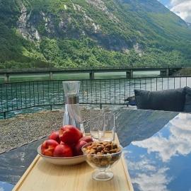 Modern lakefront apt with view - EV plug, hotel din Stryn