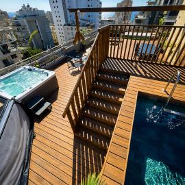Skyline Sea Spa Penthouse with Private Pool & Jacuzzi, hotel u gradu Netanja