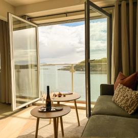 Waterfront Retreat in Henningsvær - Free Parking: Henningsvær şehrinde bir otel