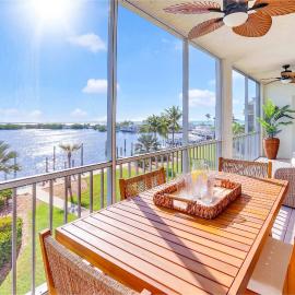 Santorini- Islamorada Waterfront Condo, Ensuites, Pool, Hot Tub, отель в Айламораде