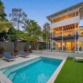 Luxe Family Retreat - Private Pool - Ping Pong Table - Rooftop Terrace - 400m from Golden Beach, Hotel in Golden Beach