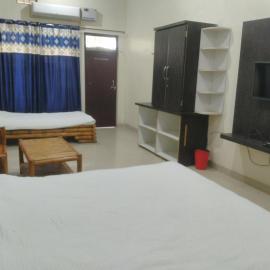 Natraj hotel rooms and restaurant, hotel a Motīnāla