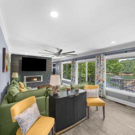 Lake Lanier Lake House with Private Dock Hot Tub Pet-friendly Game Room, hotel a Buford