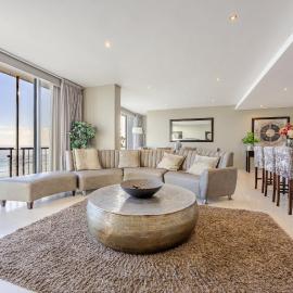 Stunning 10th floor 2-bedroom w Ocean Views- Blouberg, hotel i Bloubergstrand