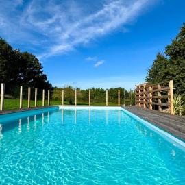 Barn Gite at La Vieille Grange, with pool in the Dordogne 3 Star, hotel i Saint-Privat-des-Prés