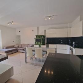 Parravicini Family Suite 3 Bedrooms - By the River & 5 min to Bernina Station, Hotel in Tirano