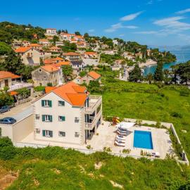 Villa Janie - Modern Pool Apartments Splitska, hotel a Splitska
