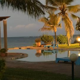 Beach Front 3 bedroom Condo with Pool، فندق في مومباسا