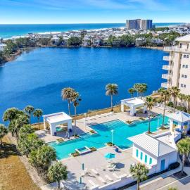 Stunning lake-view condo with private balcony pools hot tub & private beach, hotel a Panama City Beach