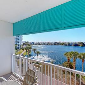 Gorgeous & cozy waterfront efficiency w shared pools hot tubs & beach access
