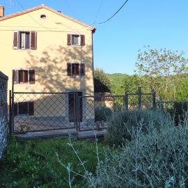 Rustic House with Small Private Garden - Vallerona
