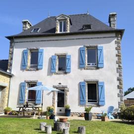 Ty Maen - Étage avec chambre, coin salon, toilettes et salle de bain