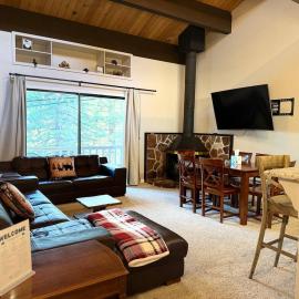 3 Bedroom, 2 Bath Condo+Loft, Nearby Trails & Lake, Hotel in Kings Beach