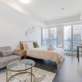 Downtown Toronto Studio with City View Balcony