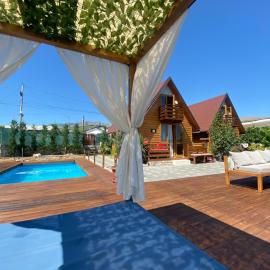 Berat Wooden Villas with Private Pool, hotel en Berat