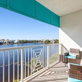 Newly renovated fourth-floor studio w spectacular views shared hot tub & pool