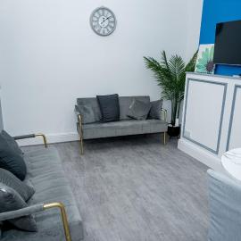 Spacious Modern 4 Bed Room House, Near Liverpool City Centre, Patio, Sleeps 1-7, Free Parking & WiFi