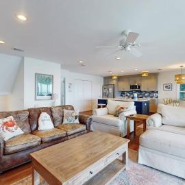 Spacious & updated waterfront home w decks beach views & private boardwalk, hotel in Cape San Blas