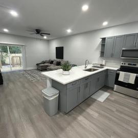 Modern 3BR Retreat with fenced yard Sleeps 6, hotel i Jacksonville