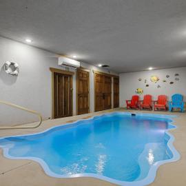 Blue Lagoon Cinema – 4BR Chalet, Indoor Saltwater Pool, Sauna and Theater Room