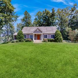 Lakefront house with breathtaking views, private dock & boat launch
