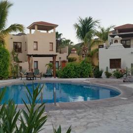 A breathtaking custom home with a private pool 5 1/2 ft deep and Ocean View, hotel em Loreto