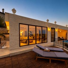 Villa Undina - Luxury Villa with Stunning Sea View, Pool & BBQ, hotel a Balchik