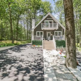 Charming n Fun chalet Retreat in The Poconos, hotel en Tobyhanna