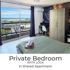 Private Sea View Rooms on Floor 16 in Shared Apartment - AC - Walk to Airport, hotel a Niça