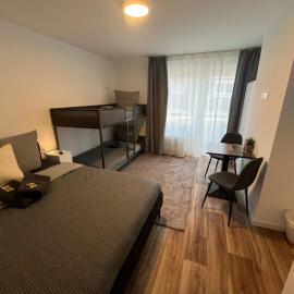 City Hub Room 25 - mit Balkon - Coffee for free -, hotel in Karlsruhe