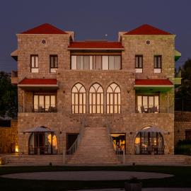 Alyasa Village, khách sạn ở Jbeil