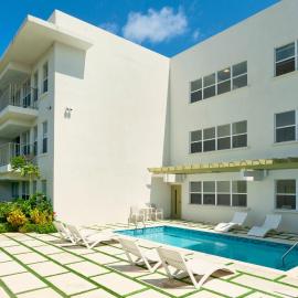 Modern 2BR Beachside Haven Ground Floor and Pool, hotell i Saint Peter