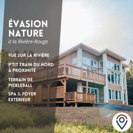 Huge Waterfront Modern Cottage on the Rouge River, hotel i Rivière-Rouge