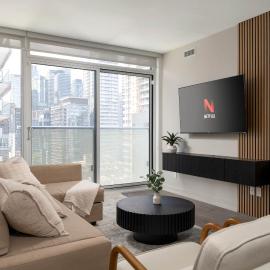Luxury 3BR 2BA with 2 King Beds Sleeps 8 on Yonge, hotel v Toronte