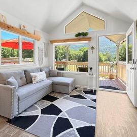 Lake Sutherland Chalet Tiny home with lake access, hotel v destinaci Port Angeles