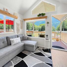 Lake Sutherland Chalet Tiny home with lake access, hótel í Port Angeles