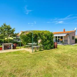Family Friendly House Kacana - Garden & BBQ - Happy Rentals