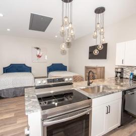 Spacious Studio with 2 queen beds B