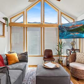 Slice of Heaven Cozy Chalet Tiny Home in Maple Grove Lake Sutherland, hotel em Port Angeles