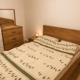 ELIZA B Fushë Kosovë Cozy Apartment with Balcony, hotel in Kosovo Polje